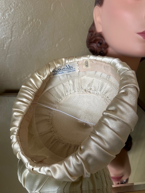 STYLISH 1950s\' IVORY GATHERED SATIN COCKTAIL HAT + BOW + RHINESTONE TRIM main image 14